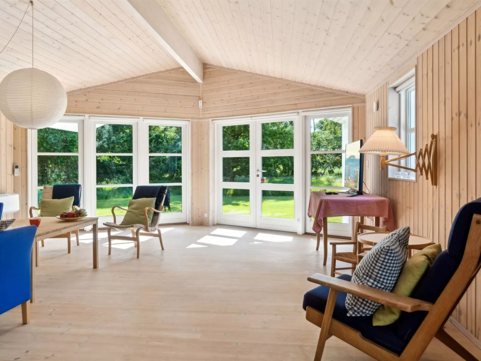 "Launo" - 1.1km to the fjord-Drinnen