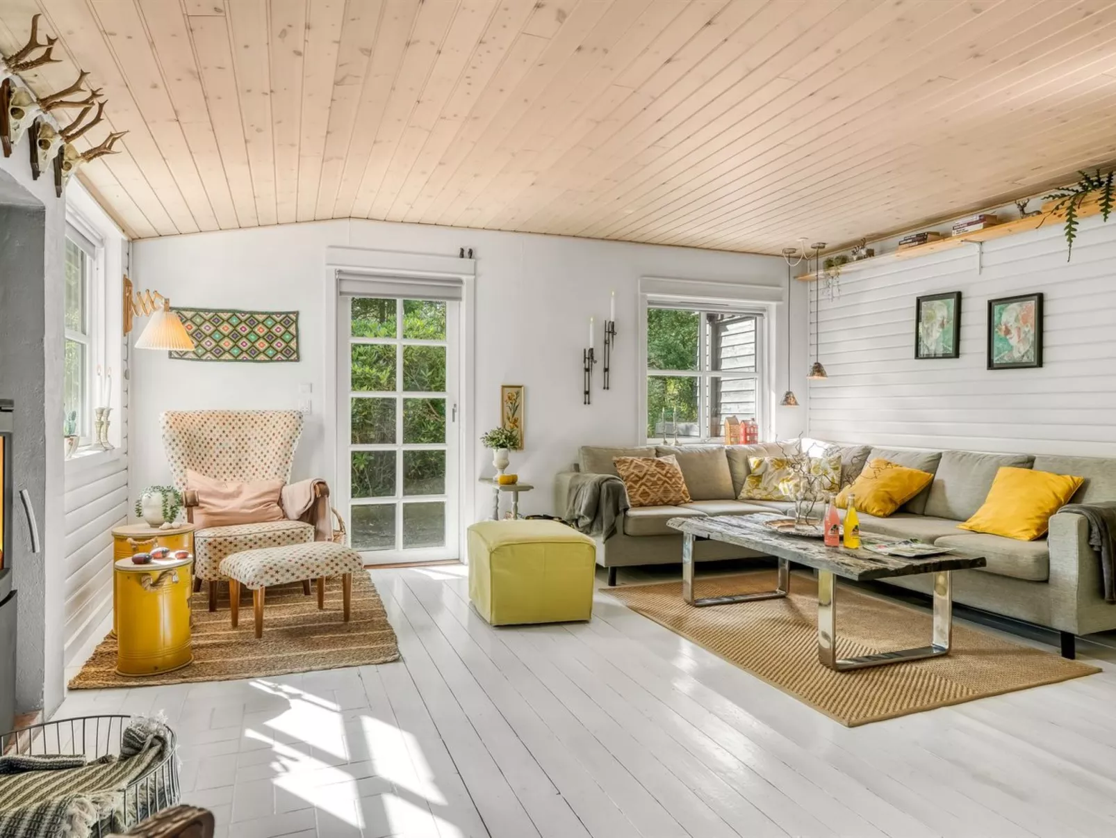 "Ellinore" -  from the sea-Drinnen