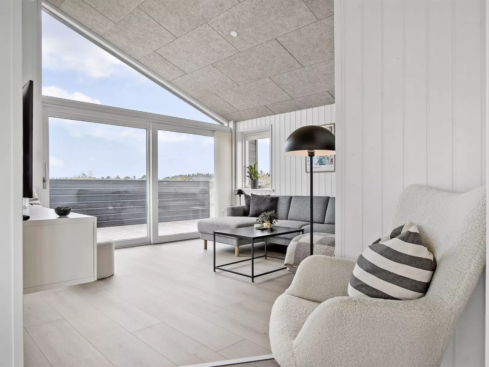 "Frithbjorn" - 900m from the sea-Inside