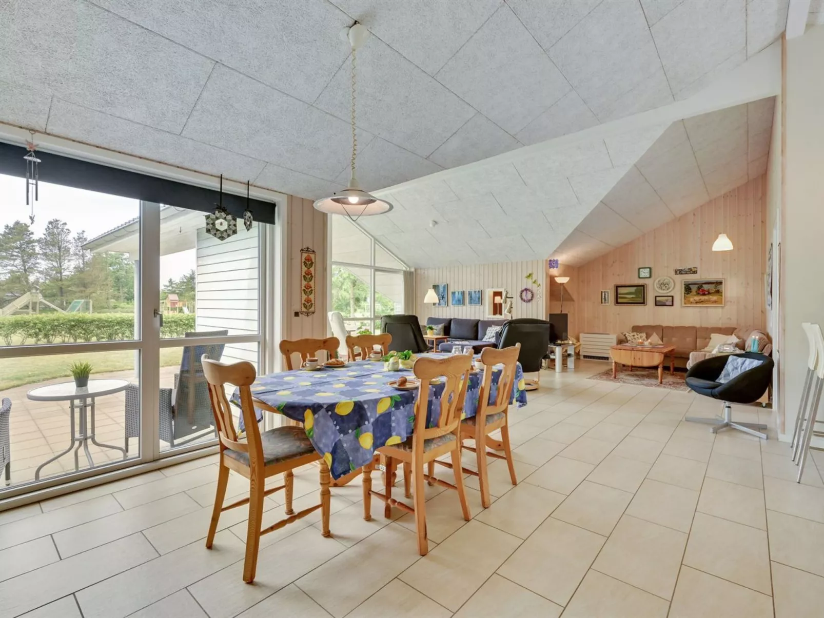 "Tjorven" - 250m to the fjord-Drinnen