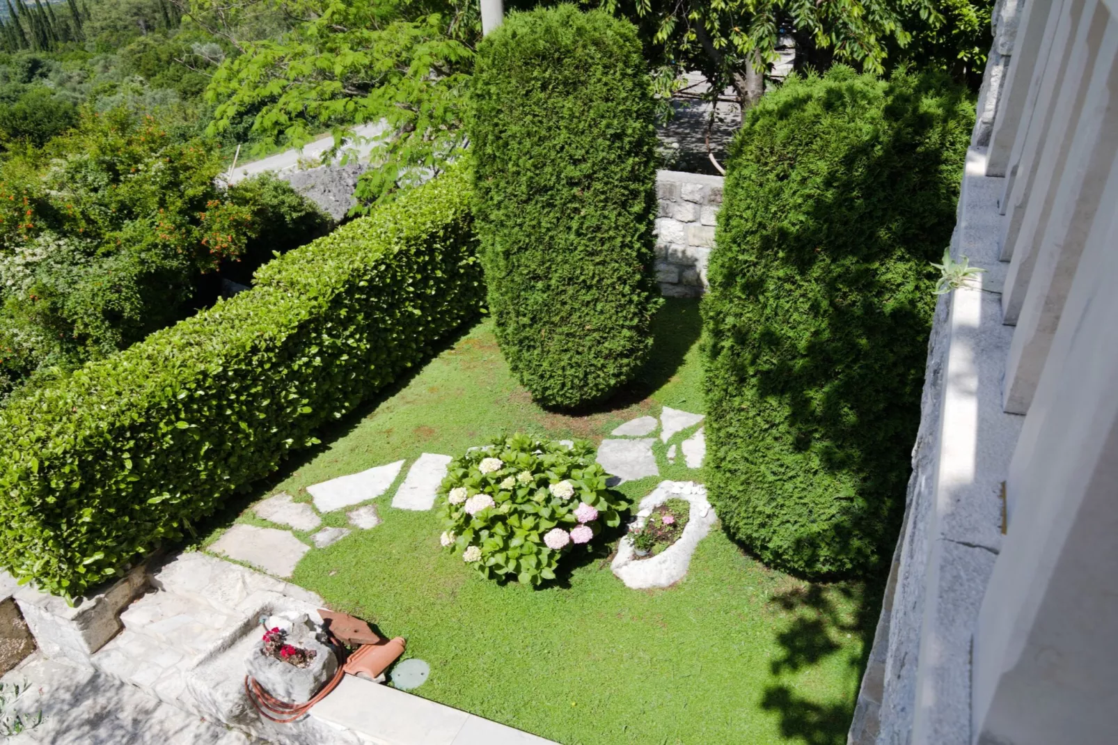 Villa Falcon Rook - Four-Bedroom Villa with Terrace and Swimming Pool-Jardins en été