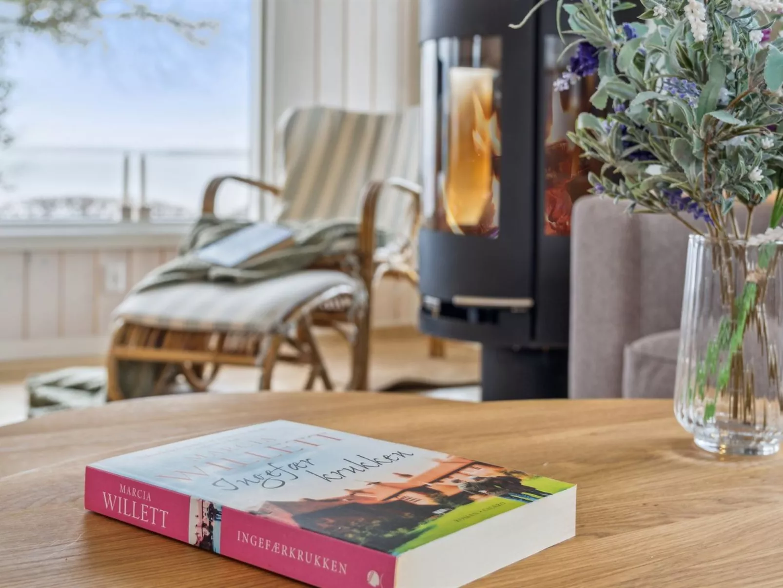 "Titta" - 10m to the fjord-Inside