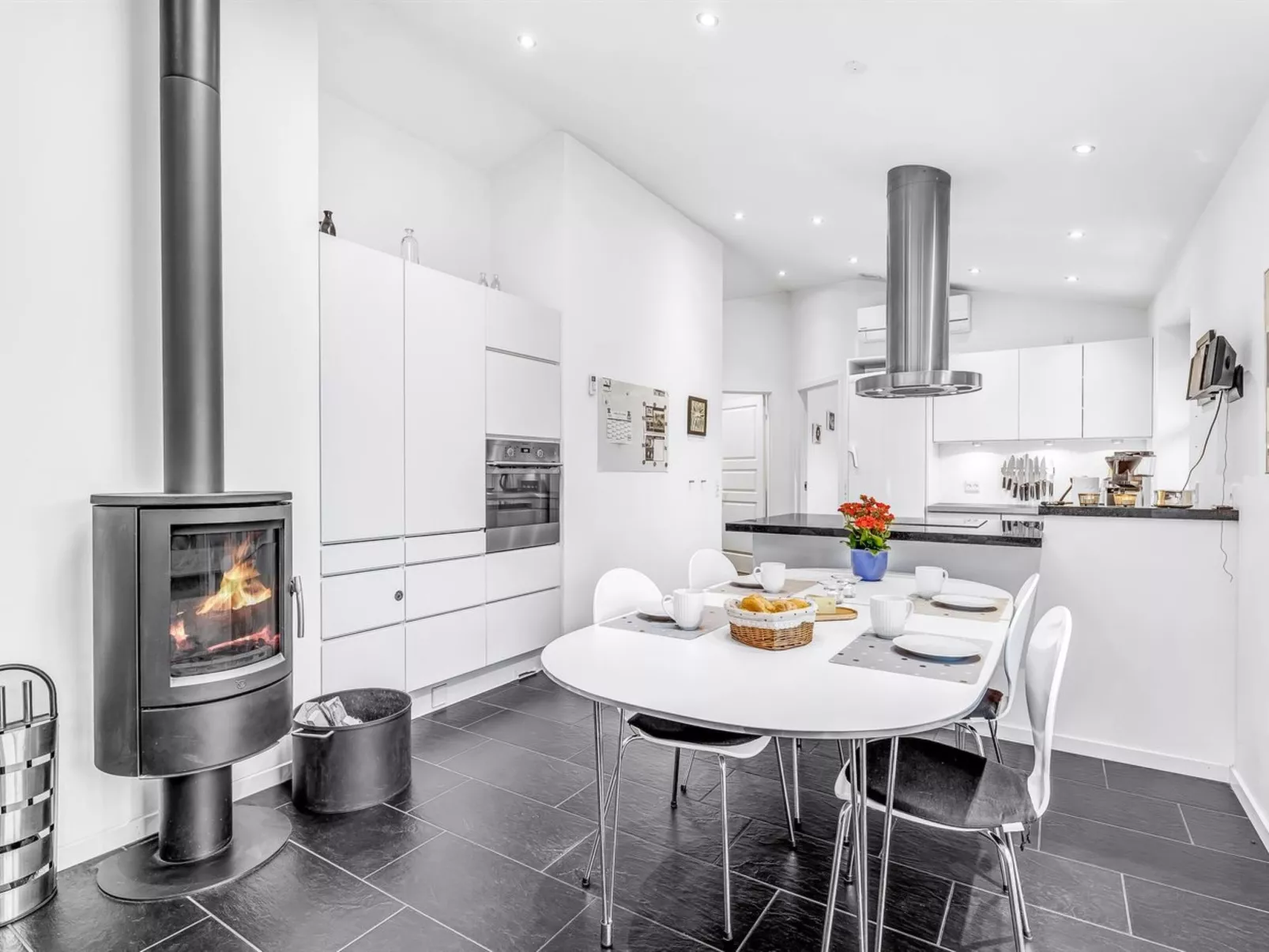 "Laulu" - 200m from the sea-Drinnen