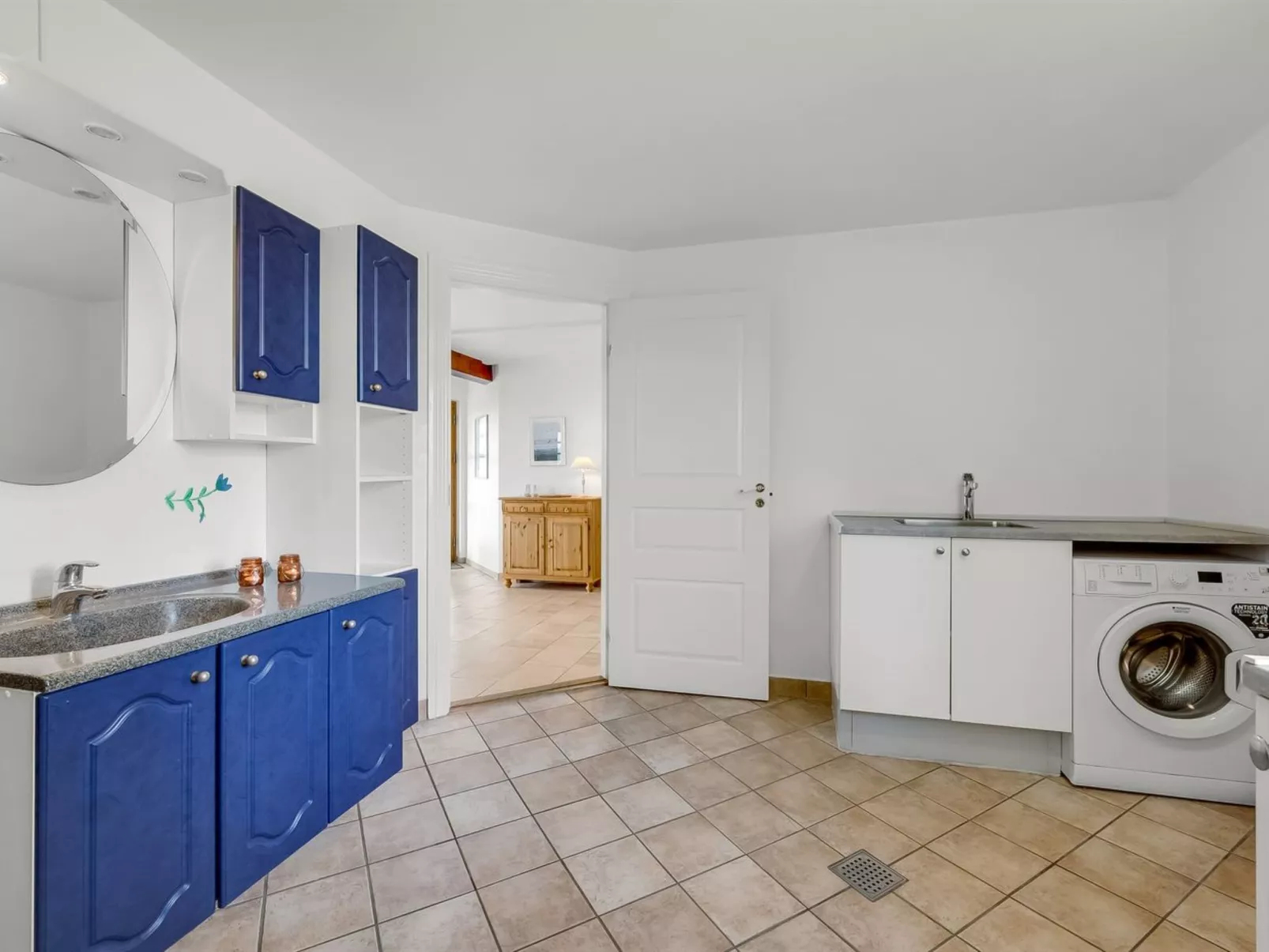 "Darleen" - 850m to the fjord-Drinnen