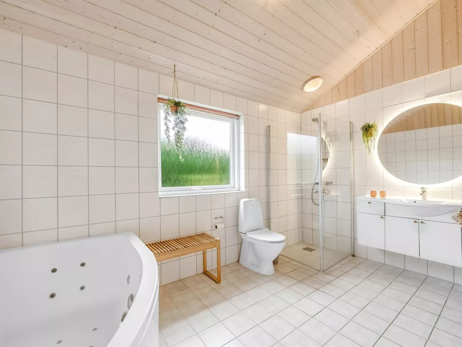 "Jarmunrek" - 400m to the fjord-Inside