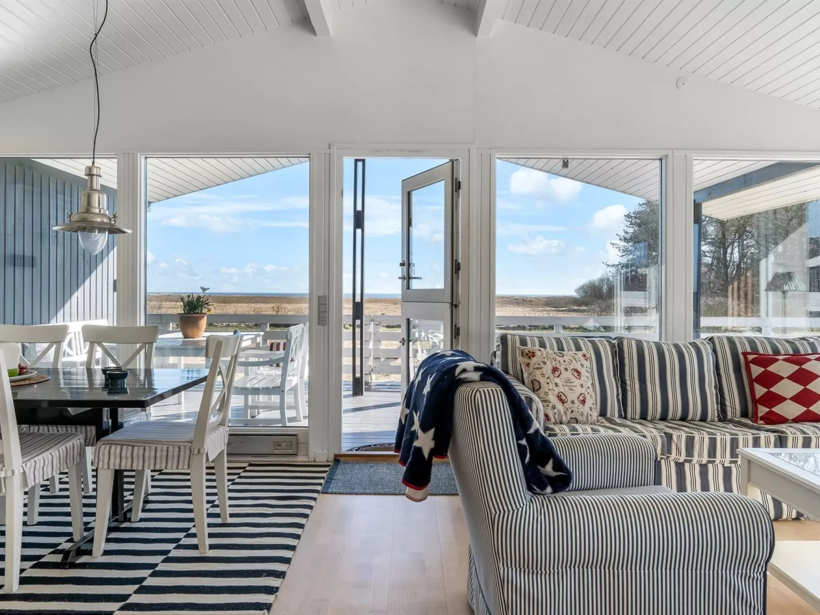 "Jaike" -  from the sea-Drinnen