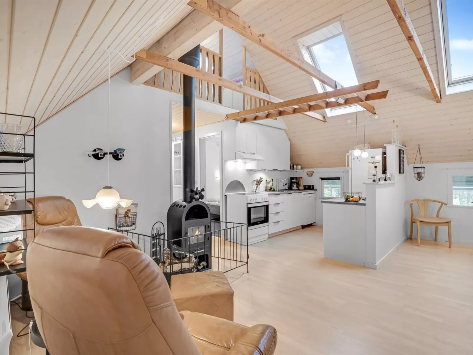 "Adisl" - 600m to the fjord-Drinnen