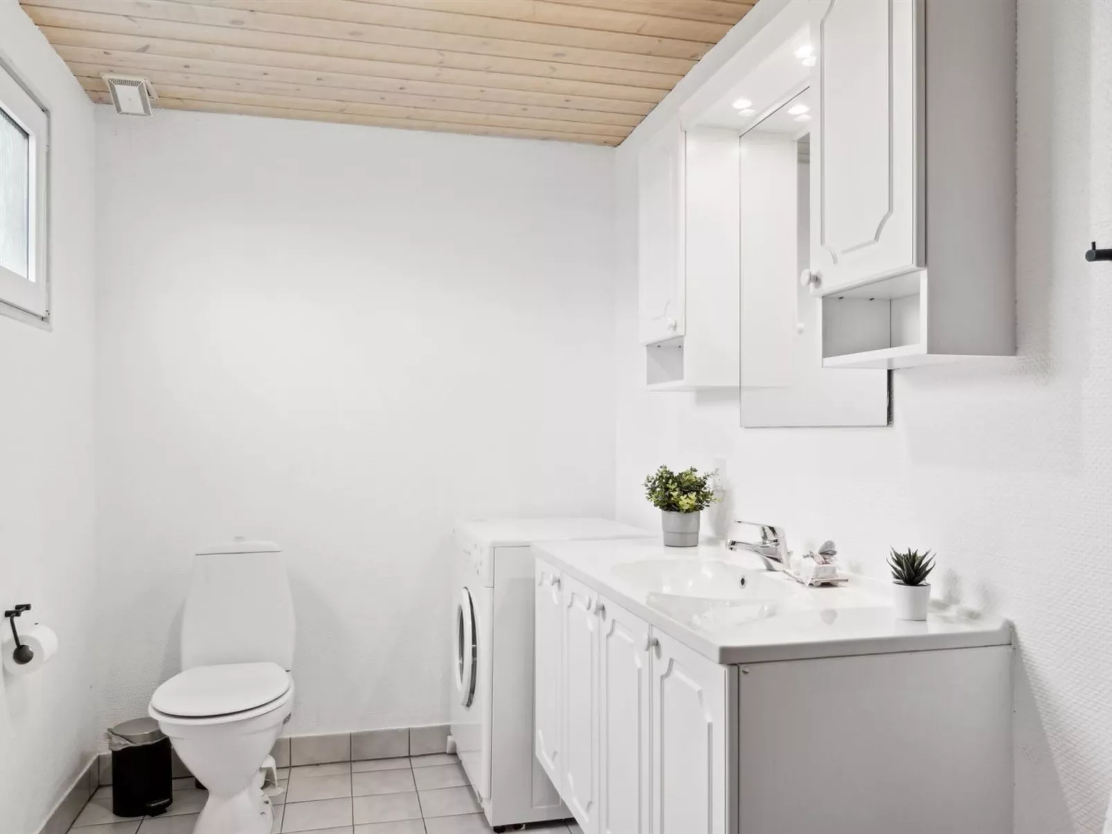 "Suometar" - 90m from the sea-Inside