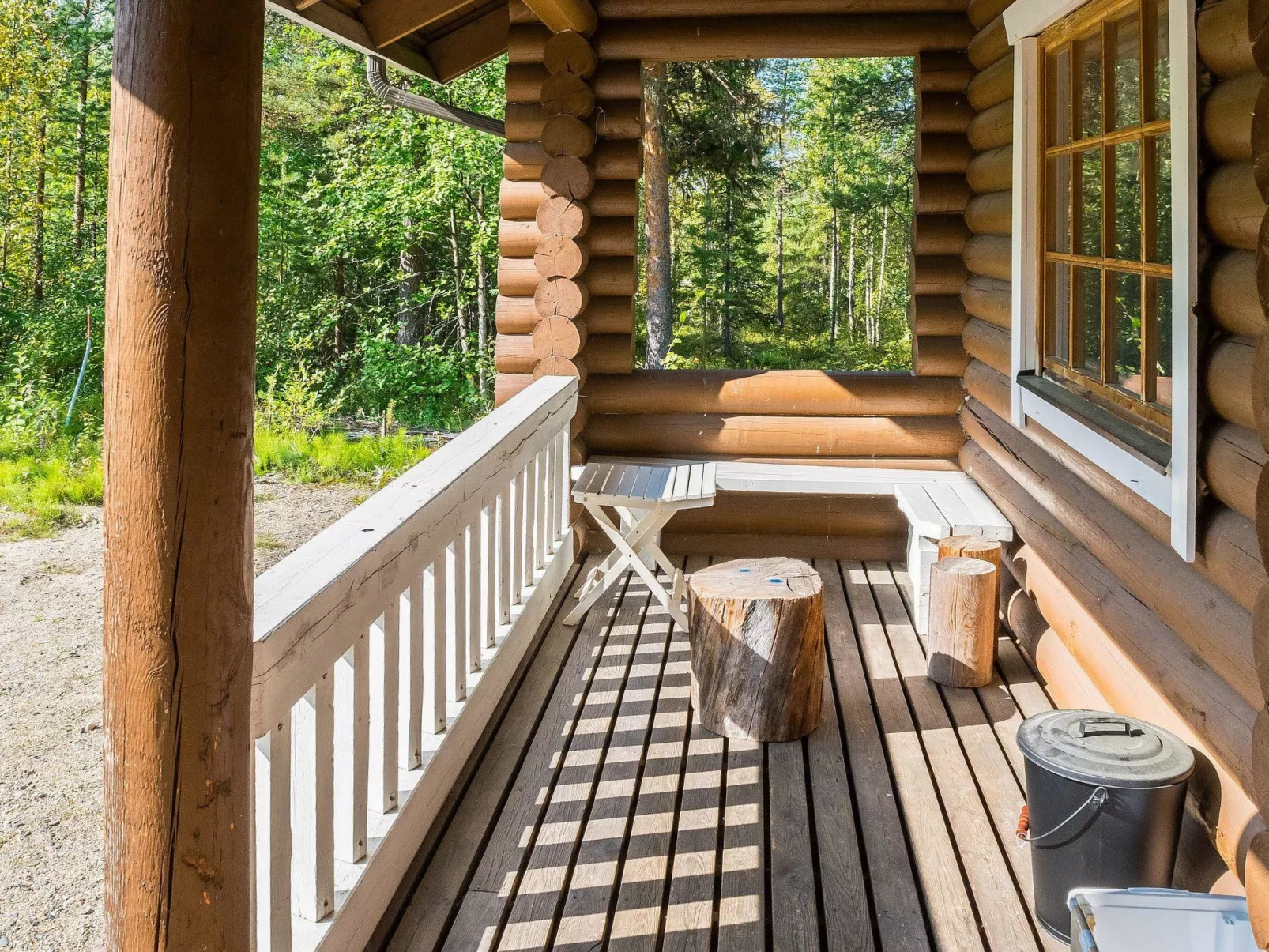 Mötönpesä 2-Drinnen