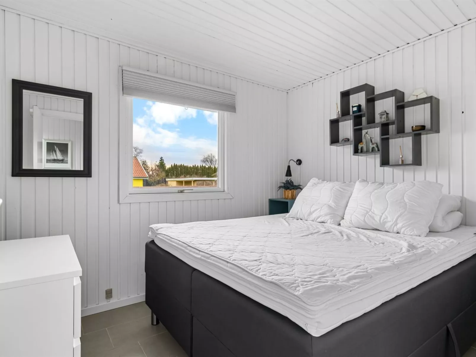 "Bjart" - 150m from the sea-Drinnen