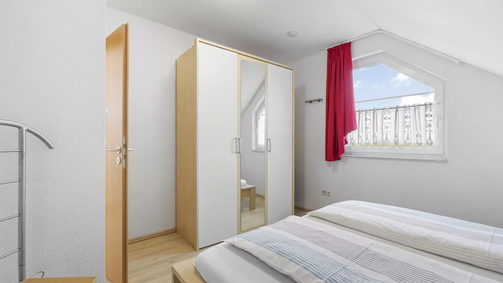 Stranddistel links mit Sauna-Schlafzimmer