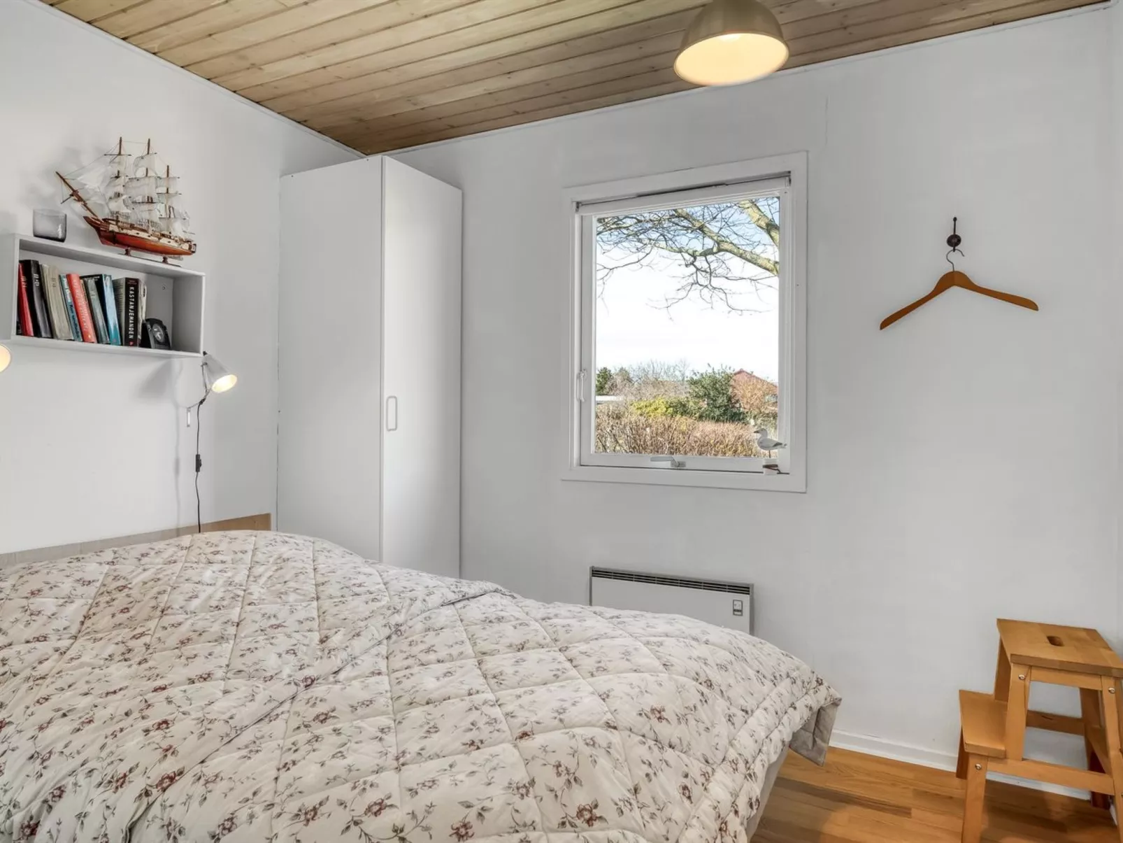 "Bara" -  from the sea-Drinnen