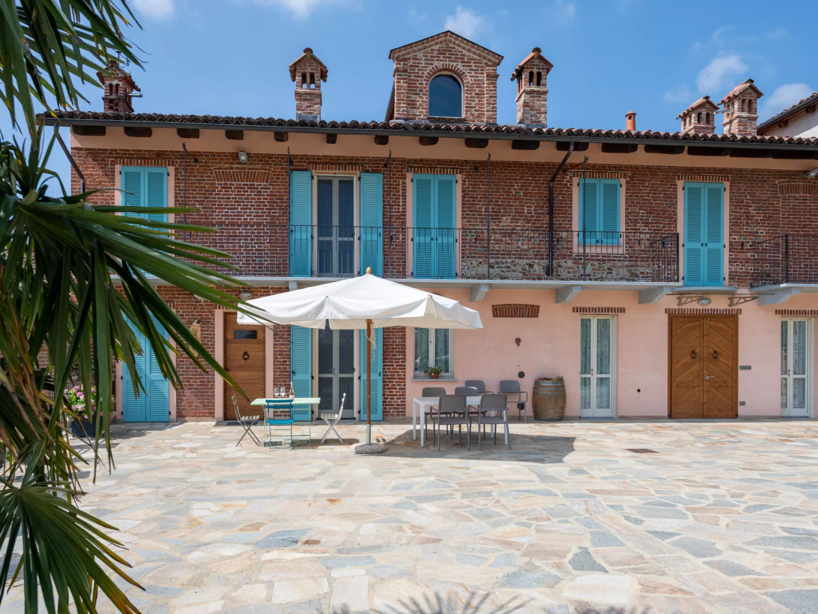 Bricco delle Rondini-Outside