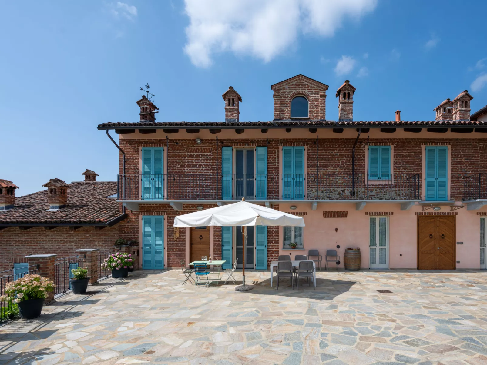 Bricco delle Rondini-Outside