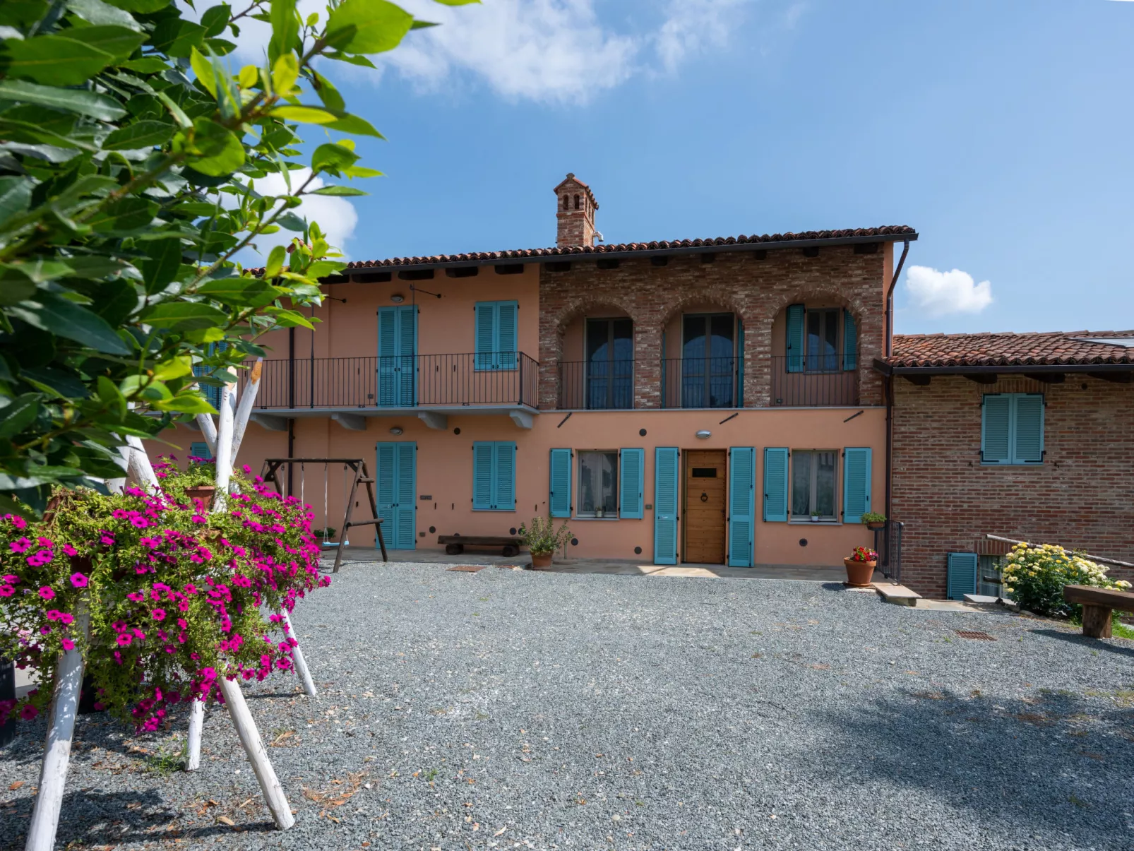Bricco delle Rondini-Outside