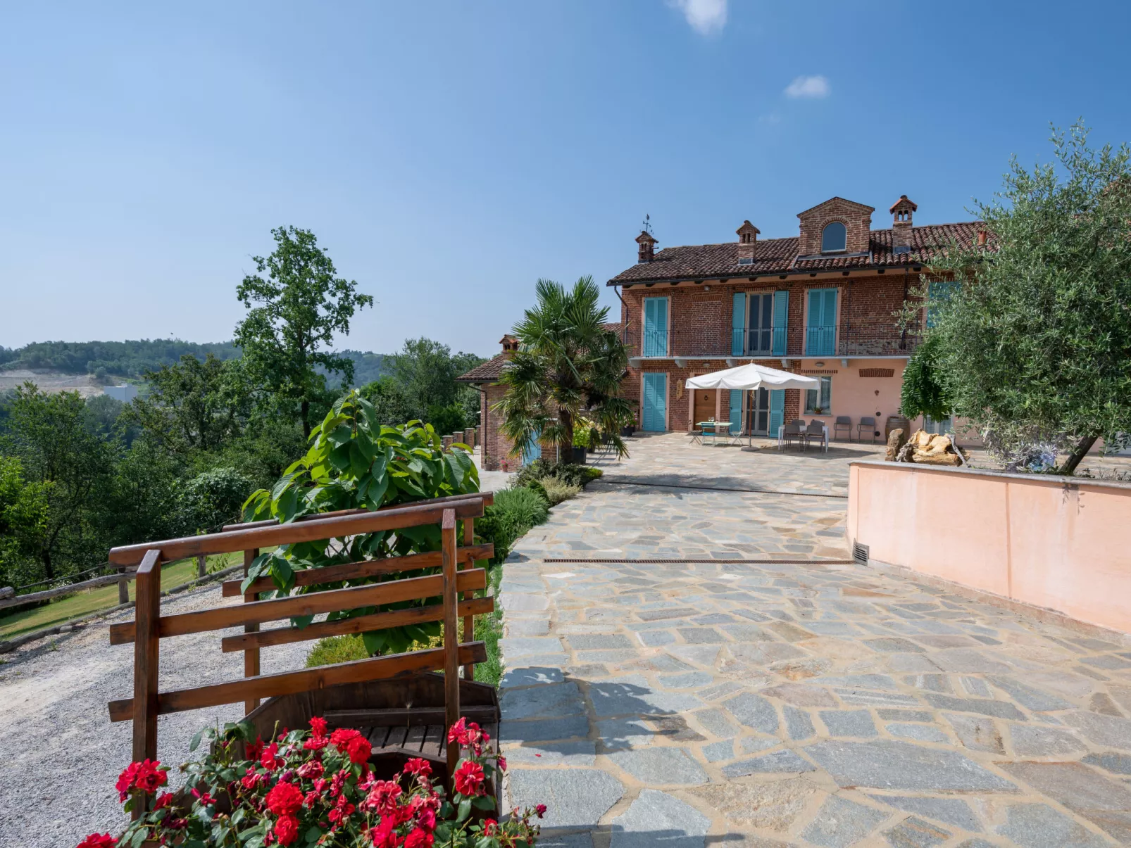 Bricco delle Rondini-Outside