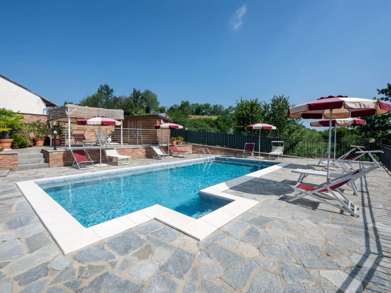 Bricco delle Rondini-Outside