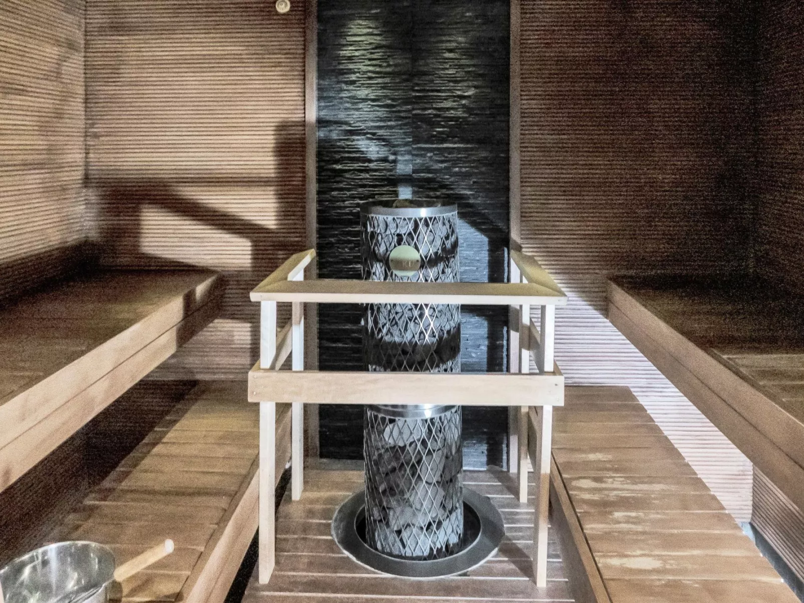 Saaruan aurinko-Dedans