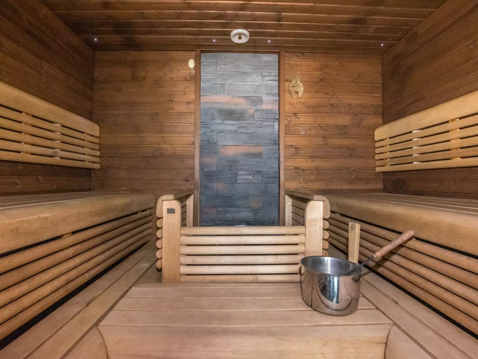 Aurinko-saaga 4 paritalo-Dedans