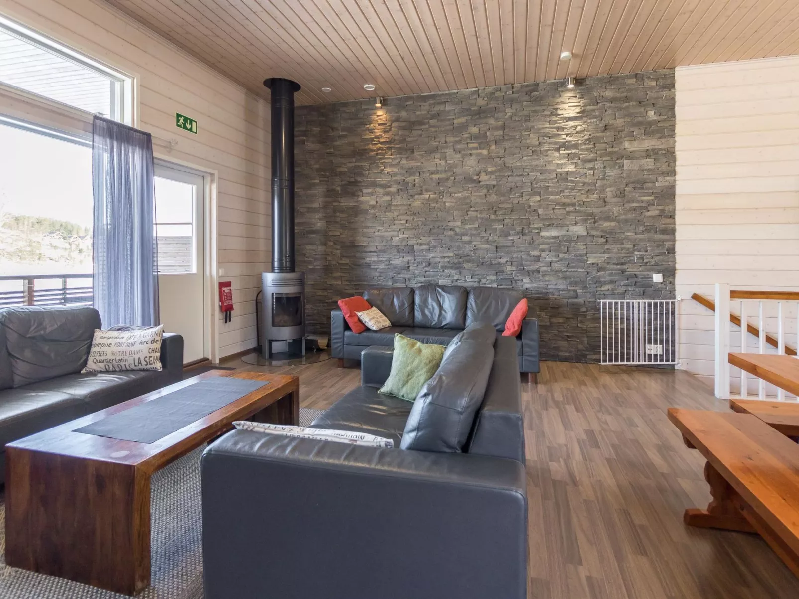 Hallan karhu b, paritalo-Inside