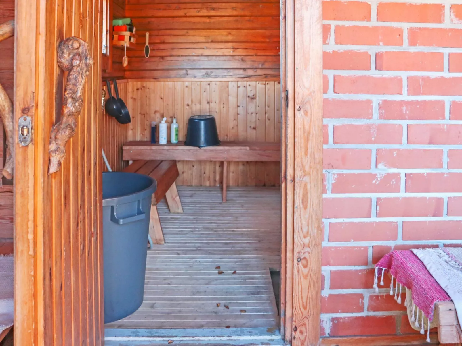 Laattajan hirsipirtti-Inside