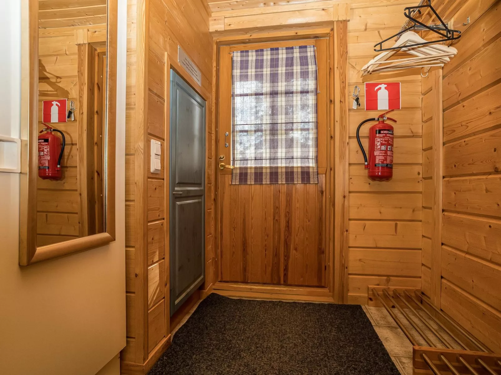 Kinostupa 2a (18)-Drinnen