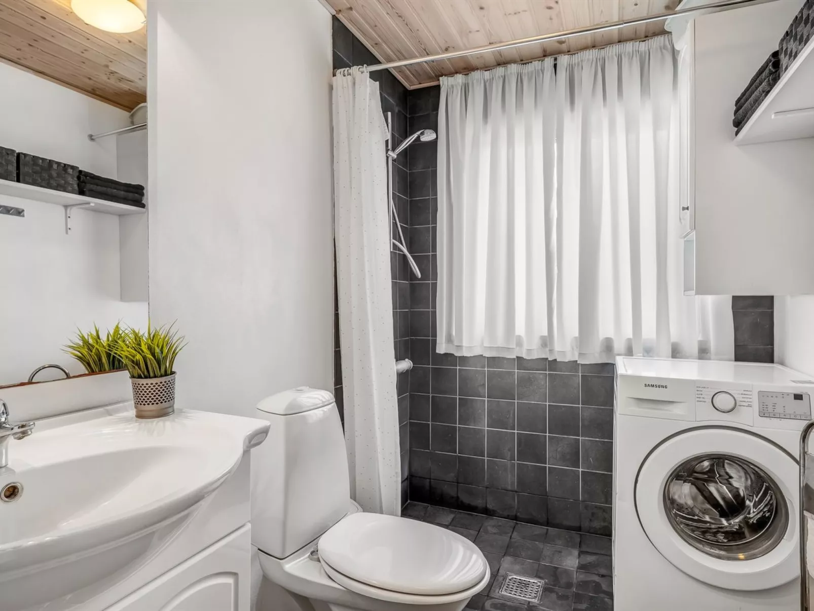 "Franzisca" - 200m to the fjord-Drinnen