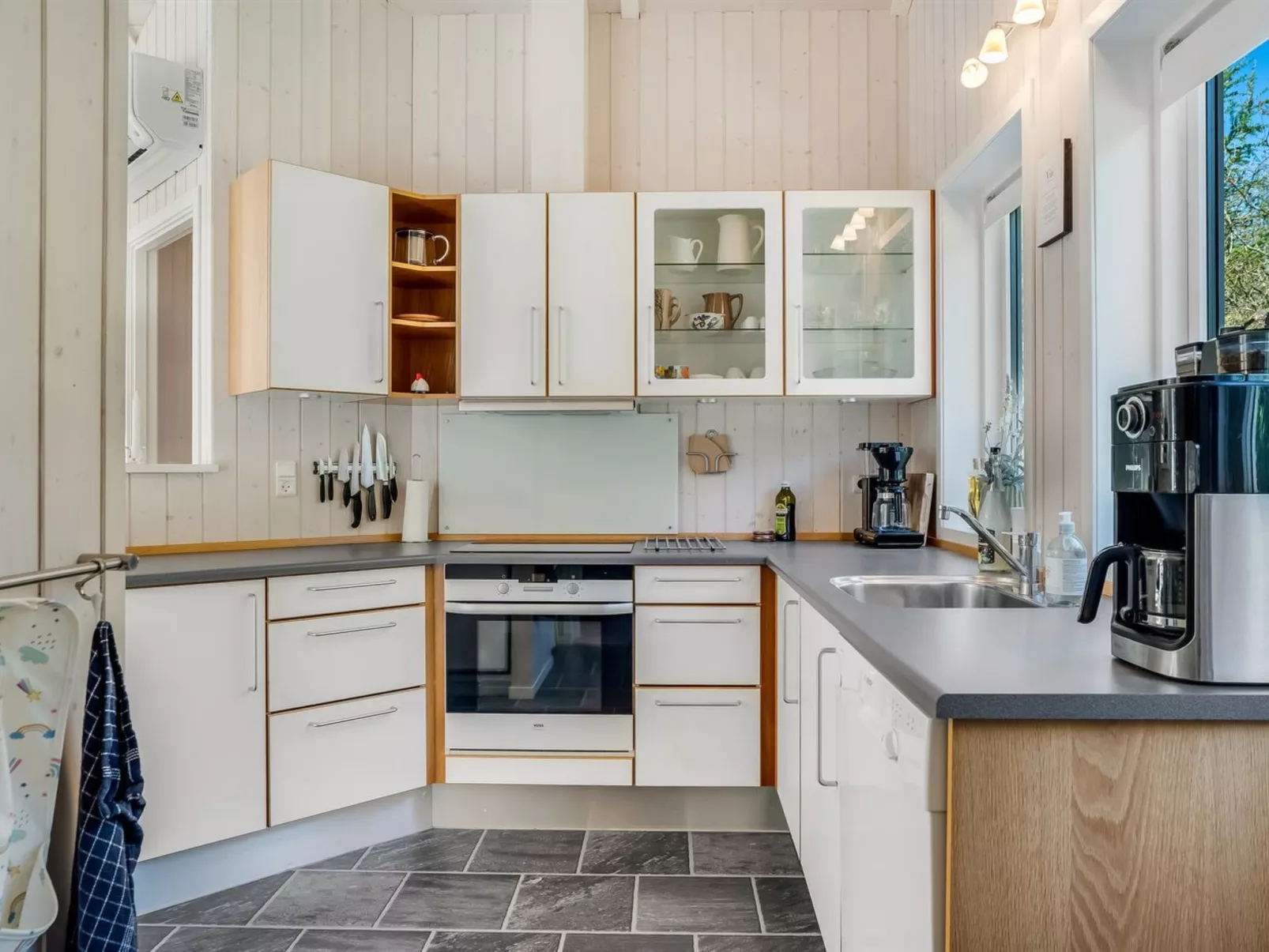 "Atti" - 500m to the fjord-Drinnen