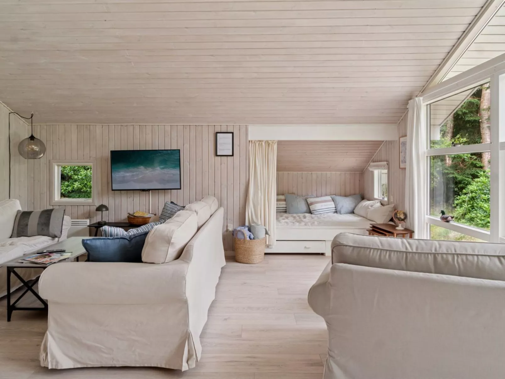 "Tekla" -  from the sea-Drinnen