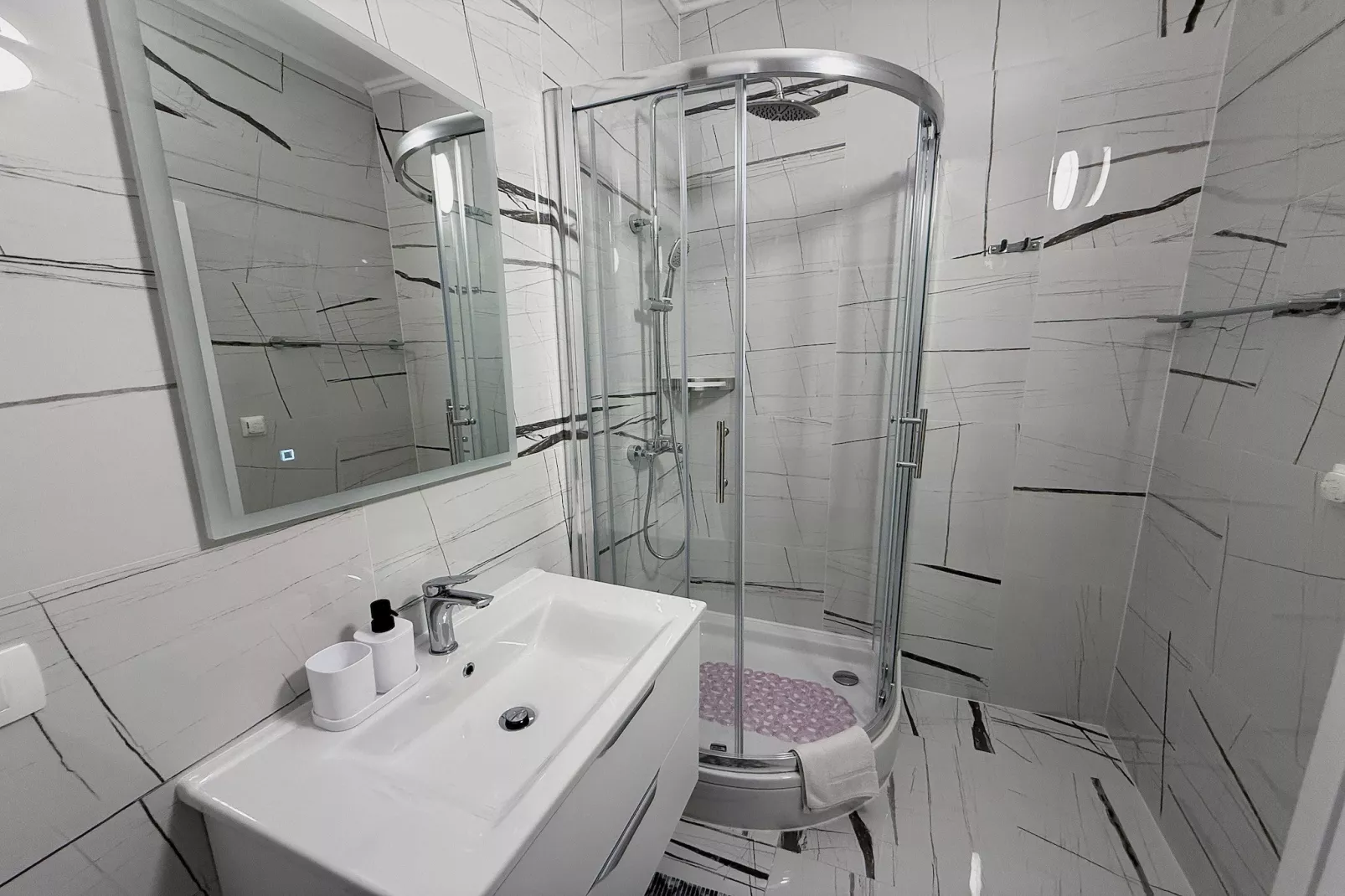 Anima Mea Old Town Apartments- Premium Apartment with Balcony-Bathroom