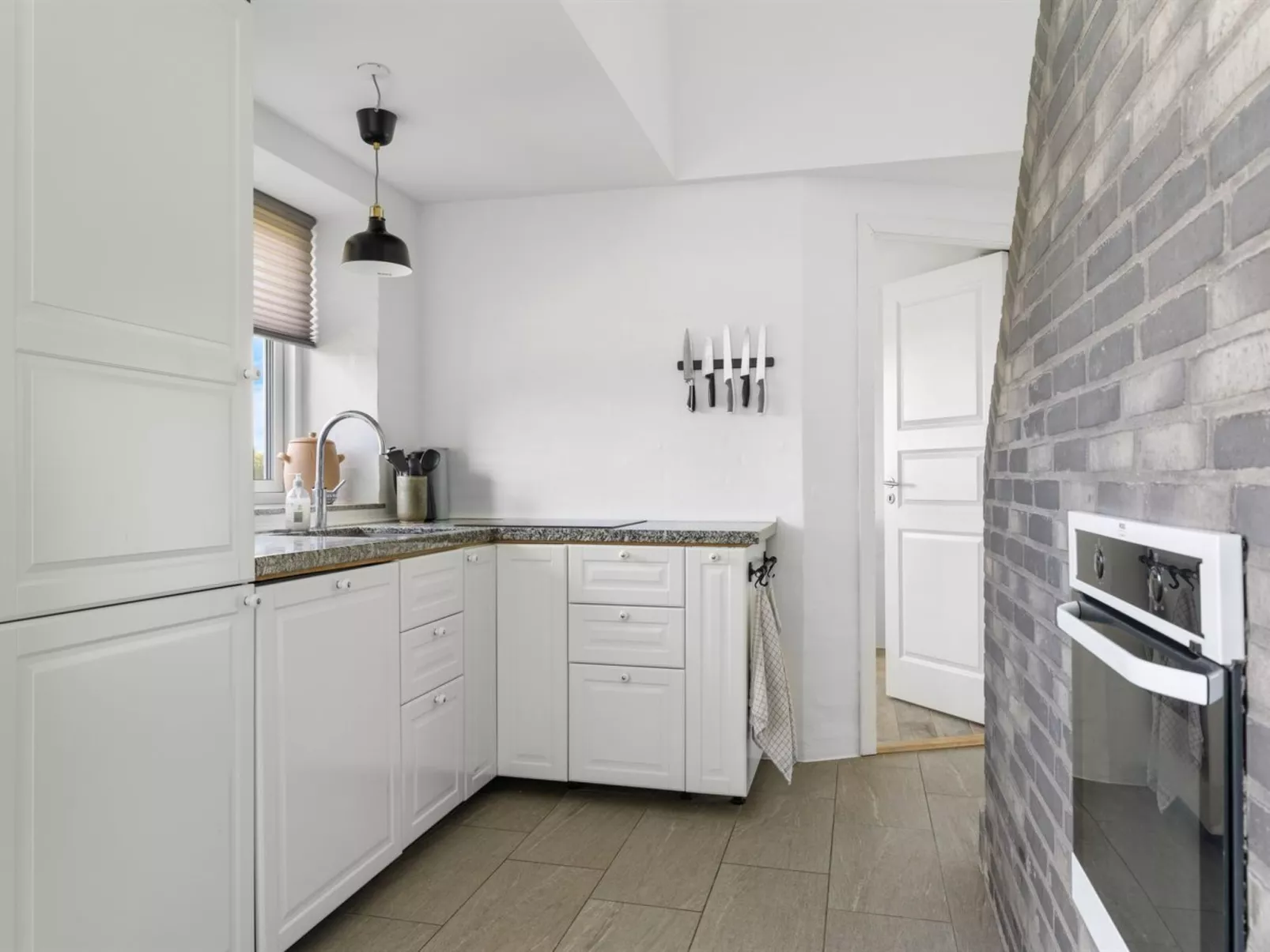 "Ung" - 460m from the sea-Inside