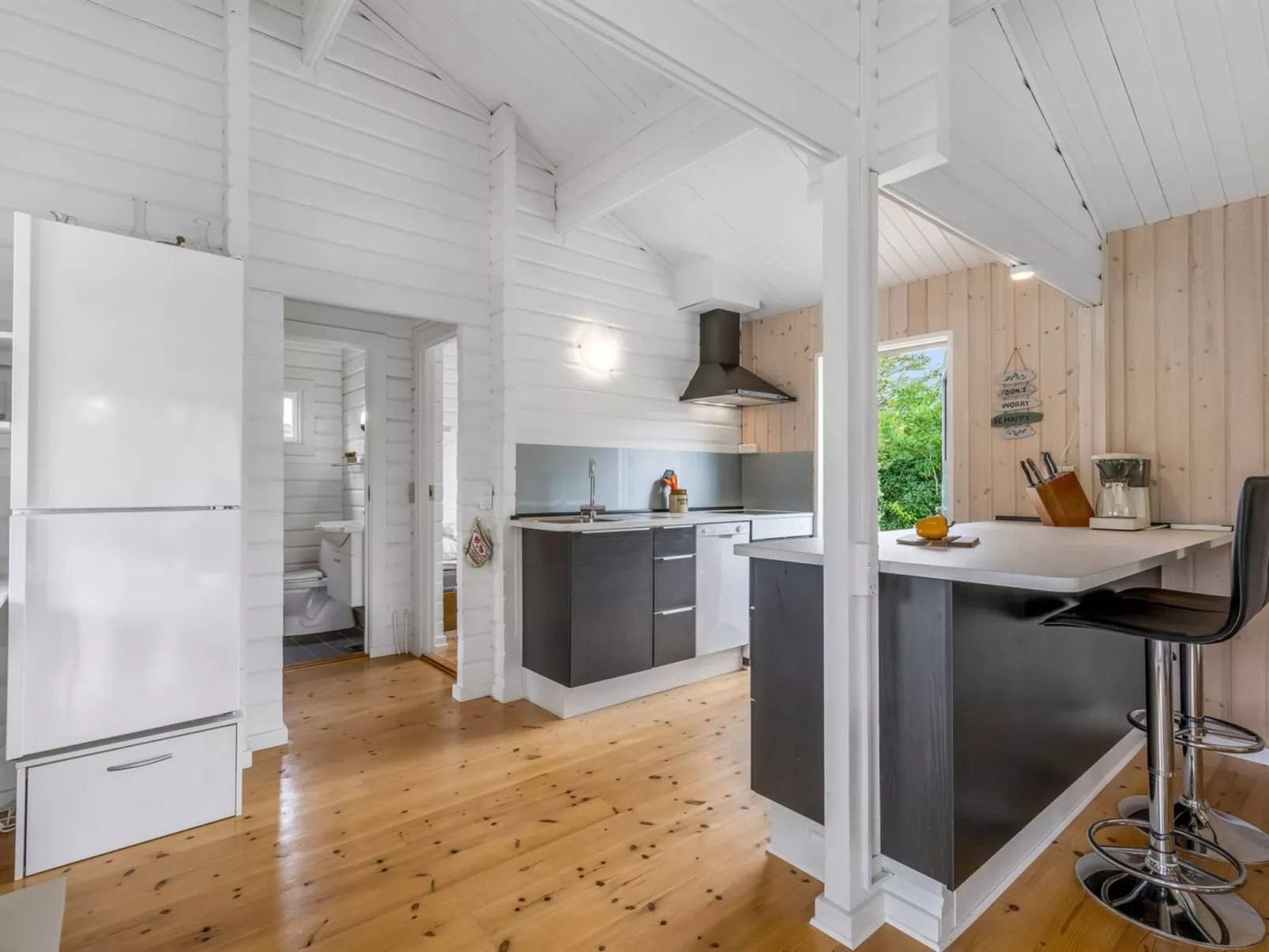 "Blesse" - 500m to the fjord-Drinnen