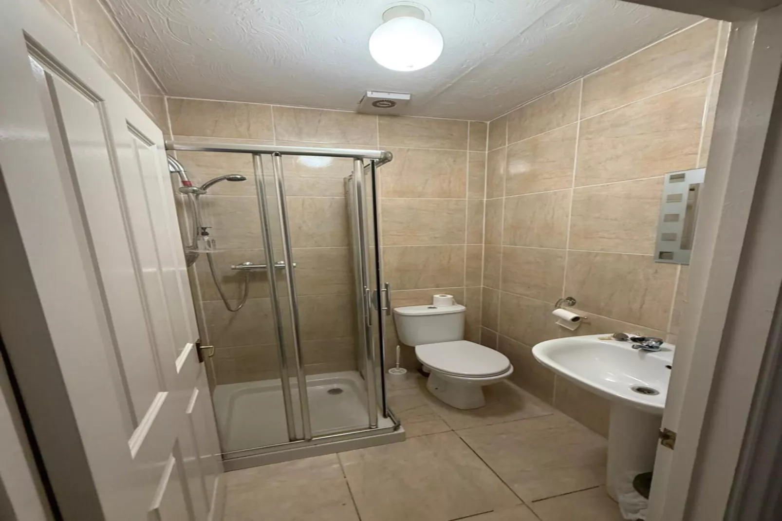 Standard Twin Room-Bathroom