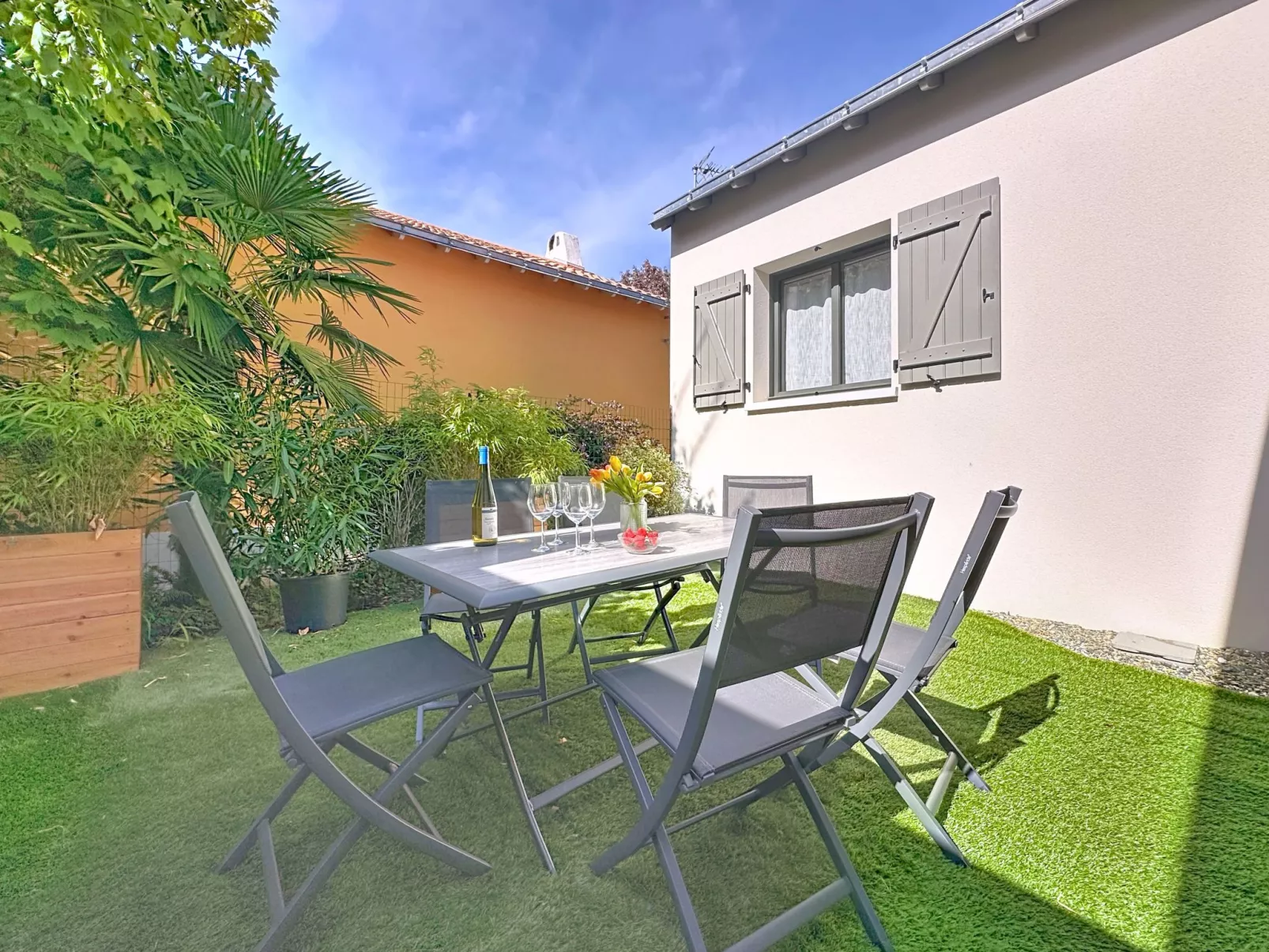 Les Musardises-Outside