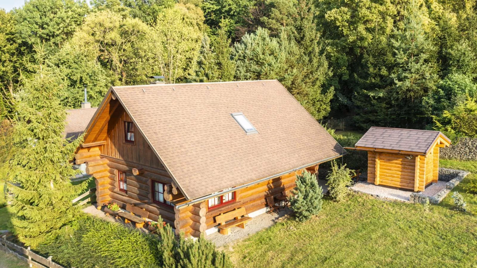 Naturstammhaus-Außenbereich Sommer