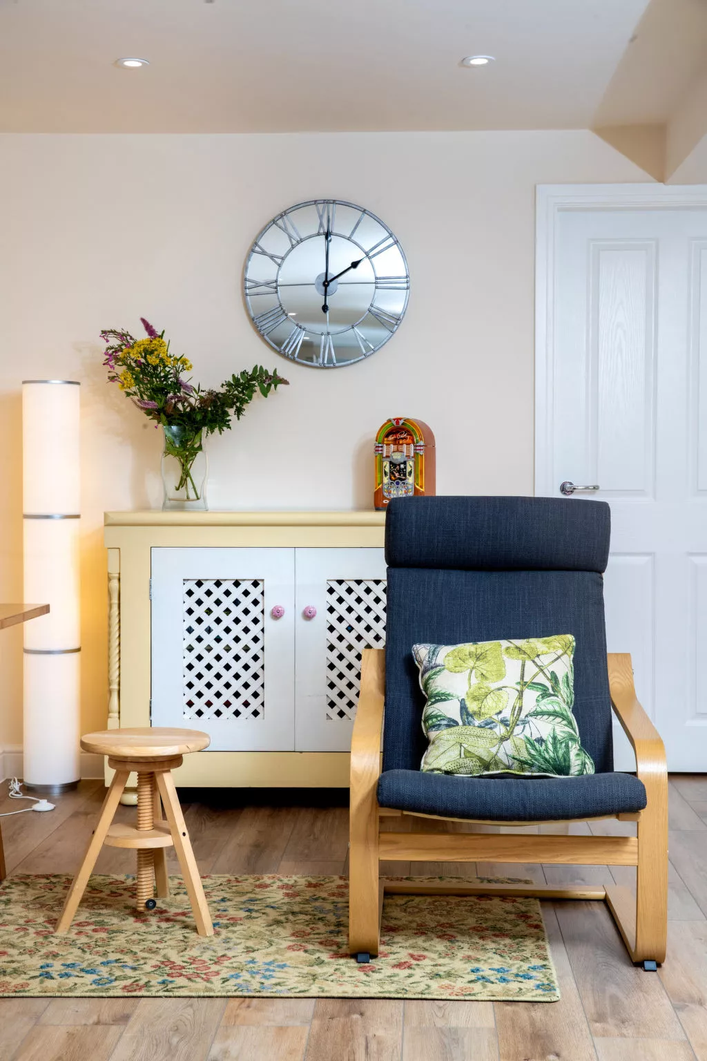 Number Seven-Drinnen