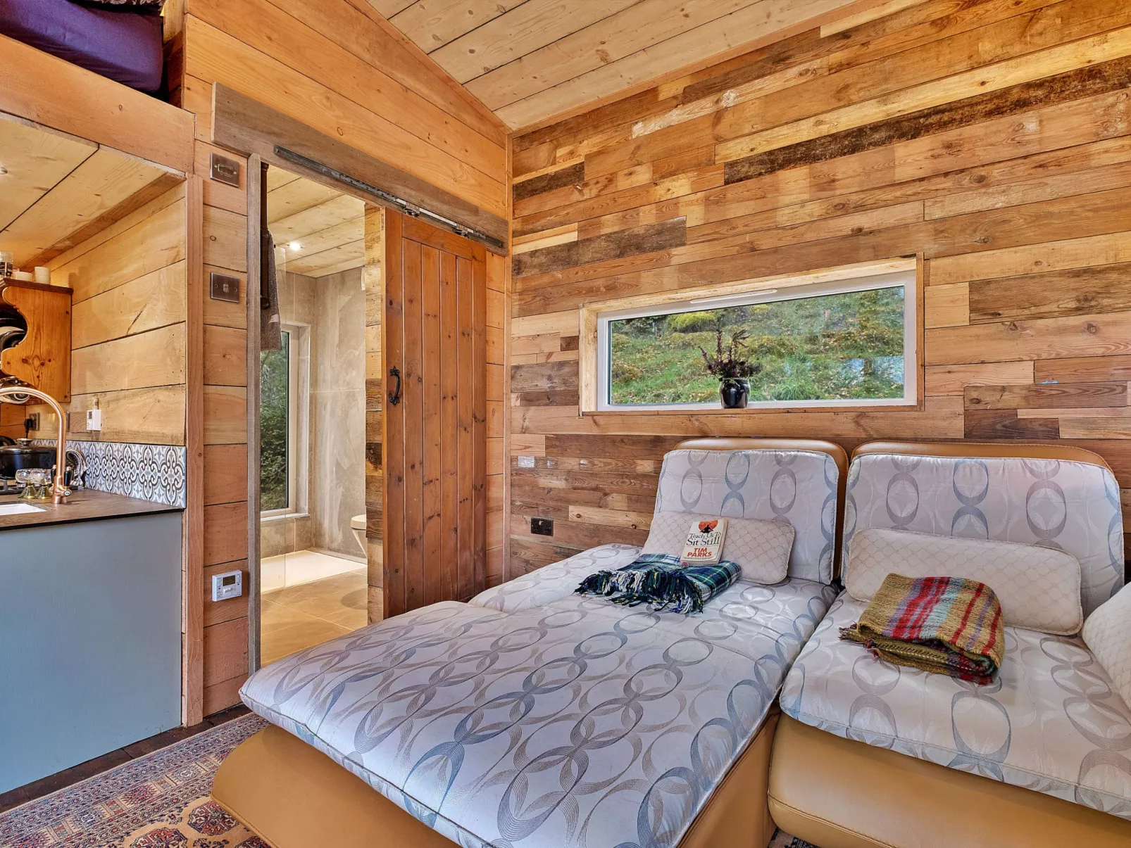 Cosagach Falls Cabin-Dedans