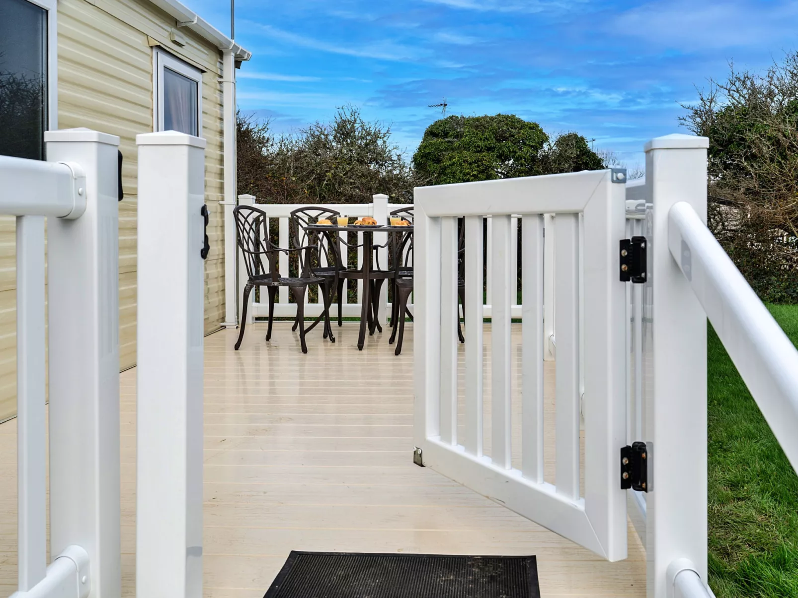 Phoenix Retreat-Outside