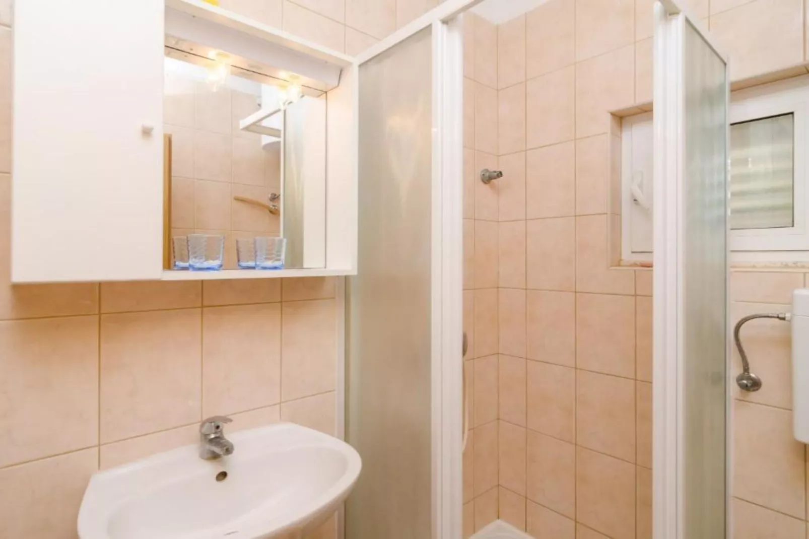 Guest House Sobra 38 - Double Room with Private Bathroom 2-Badezimmer