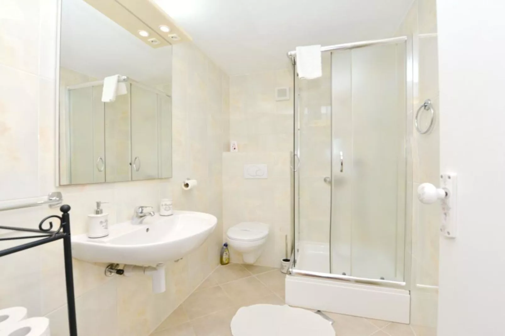 One-Bedroom Apartment (Lovor)-Bathroom
