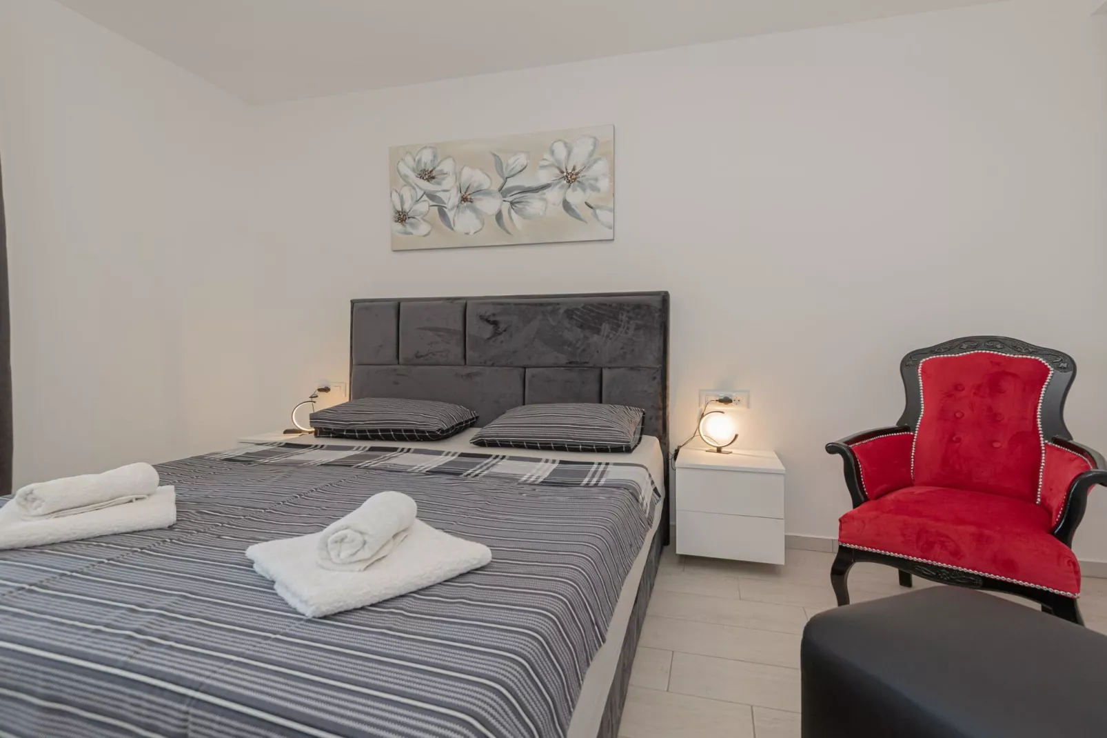 Four-Bedroom Villa With Pool-Schlafzimmer