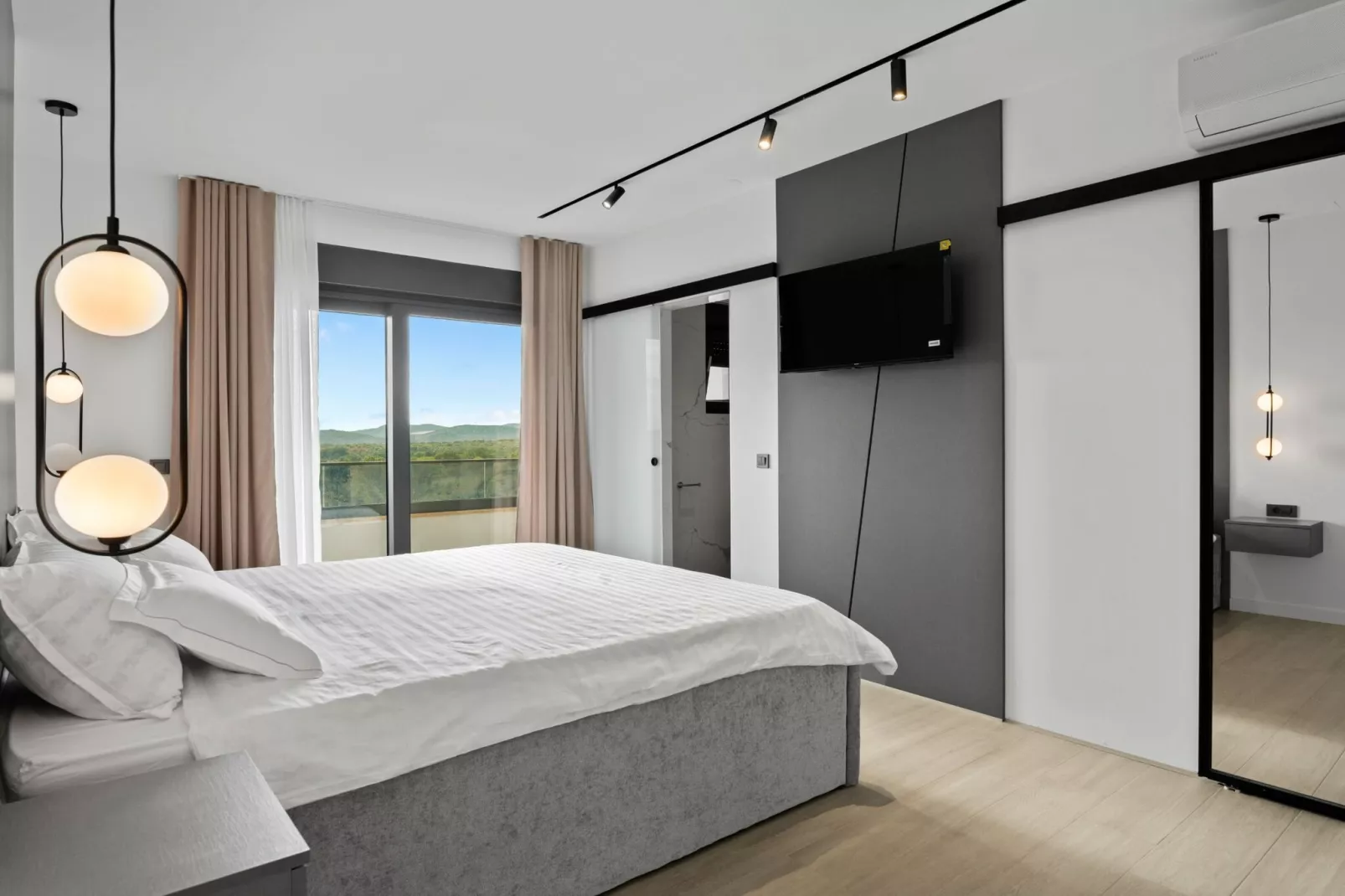 Villa Freedom - Five Bedroom House with Balcony-Bedroom