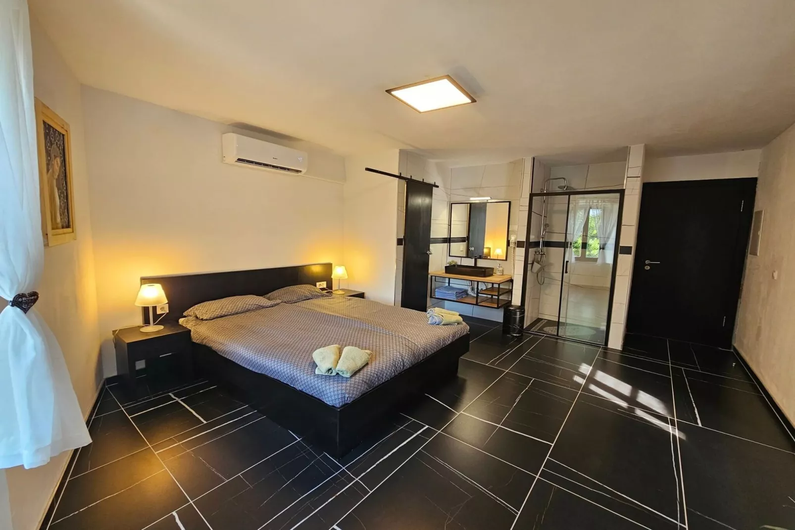 Lisko Vacation House -  Five Bedroom Holiday Home with Private Pool-Chambre