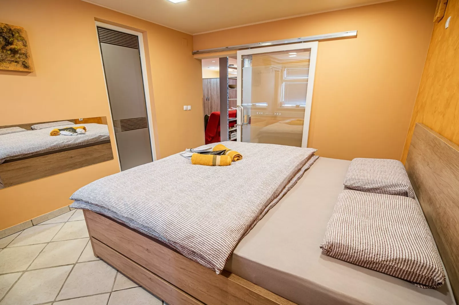 Elegant and Stylish Retreat Apartments with Terrace - Two Bedroom Apartment with Terrace-Chambre