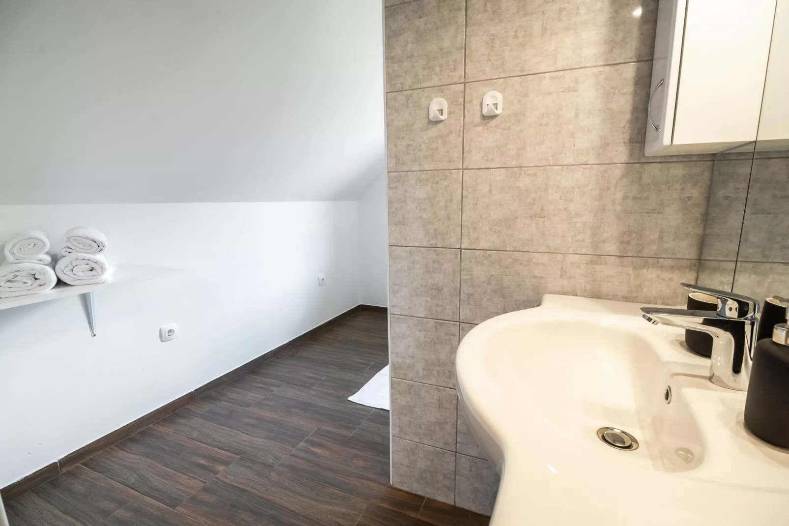 Mountain View Haven Apartments - One Bedroom Apartment  with Balcony-Badezimmer