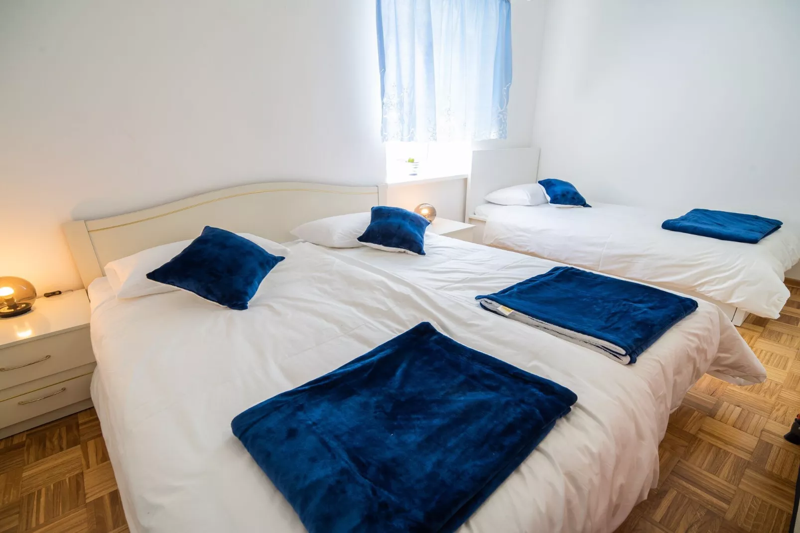 Mountain View Haven Apartments - Two Bedroom Apartment with Balcony-Schlafzimmer