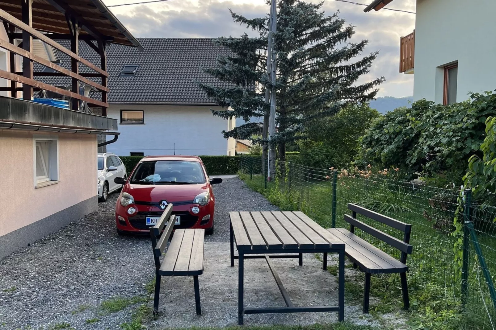 Meadow Tranquil Apartments with Evergreen Garden - Studio Apartment-Outdoor