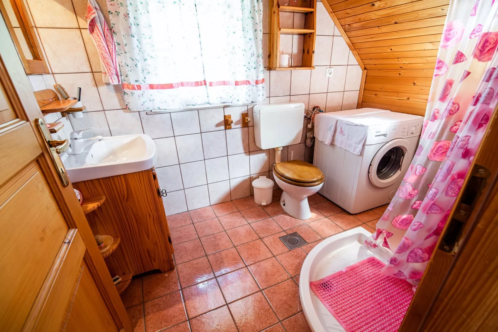 Cozy Countryside Retreat Villa with Hot-Tub - Two Bedroom Villa with Hot Tub-Bathroom