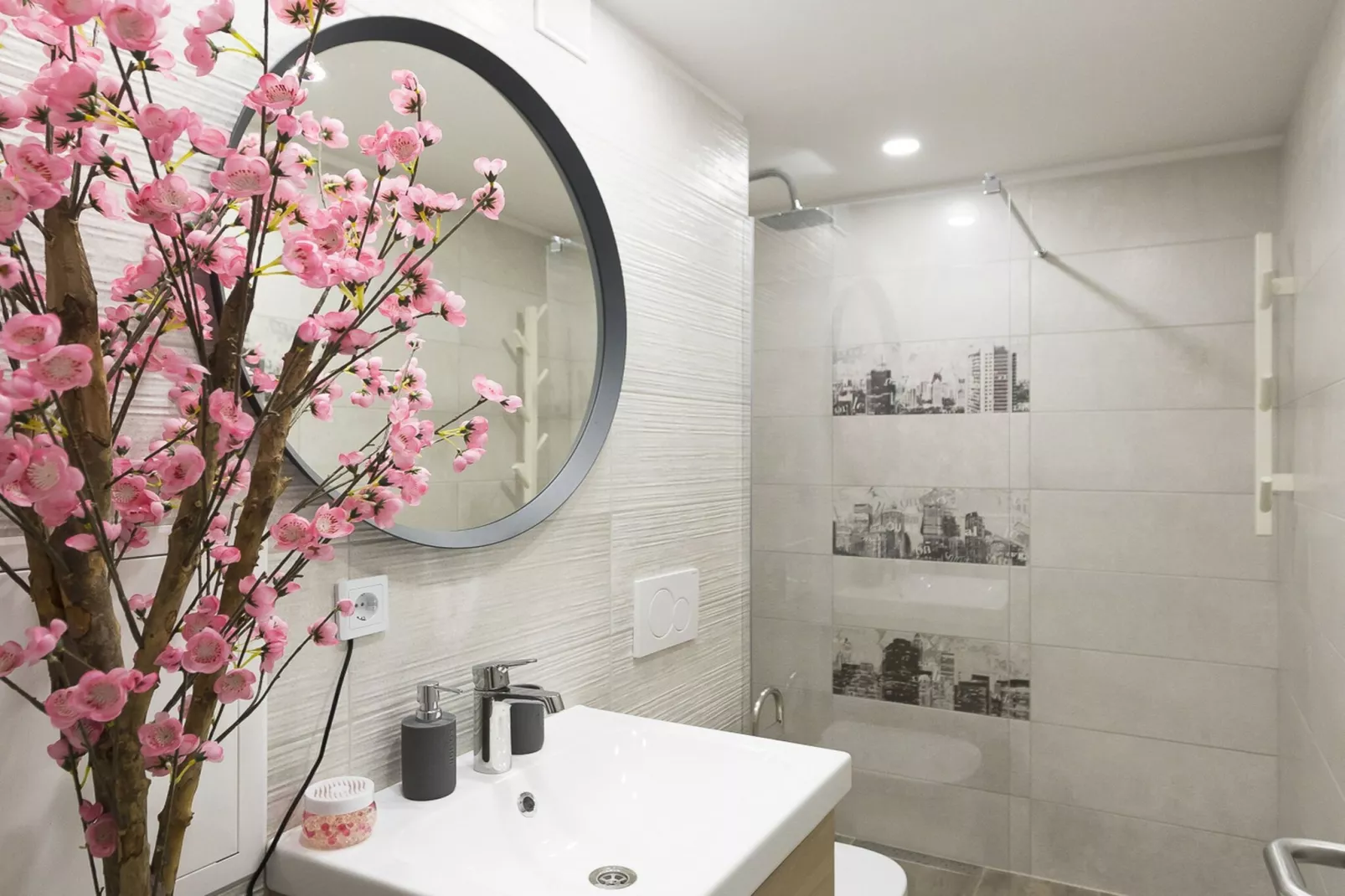 Downtown Koper Spacious Apartment with Balcony - Two Bedroom Apartment with Balcony-Bathroom