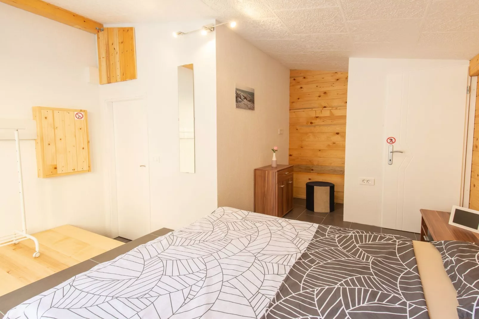 Family-Friendly Serene Retreat Holiday Home - Four Bedroom Holiday Home  with Terrace-Chambre